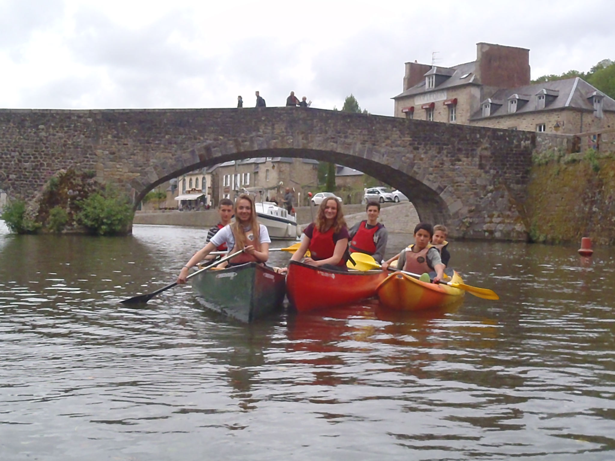 Les jeunes dans le port