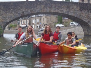 Des jeunes dans le port       